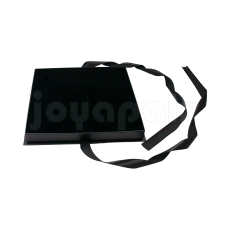 Interior acolchado de la caja Milán para collar grande de cartón Negro BK abierta.