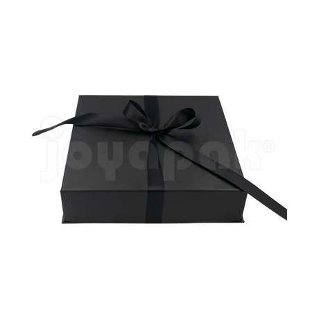 Detalle del broche y textura de la caja Milán para collar grande de cartón Negro BK.
