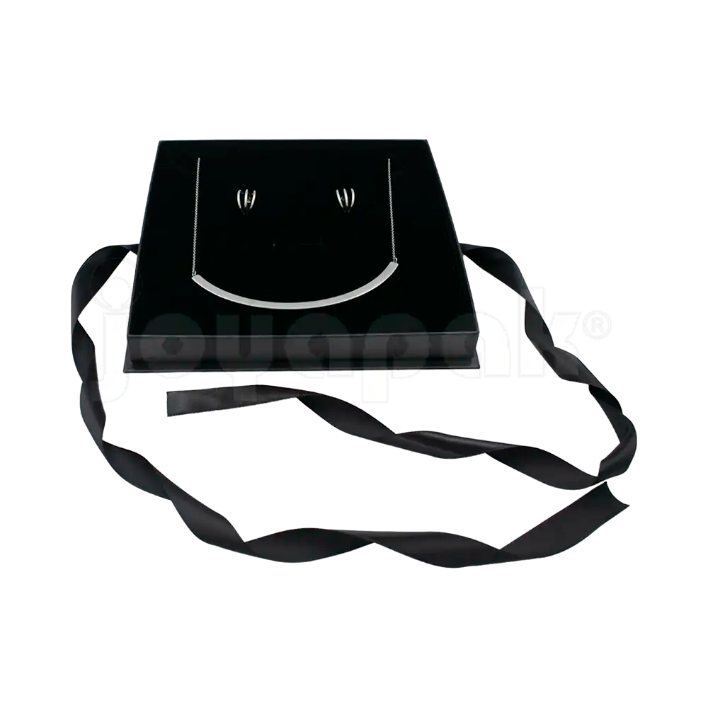 Caja Milán para collar grande de cartón rígido texturizado color Negro BK cerrada.