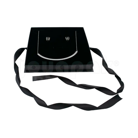 Caja Milán para collar grande de cartón rígido texturizado color Negro BK cerrada.