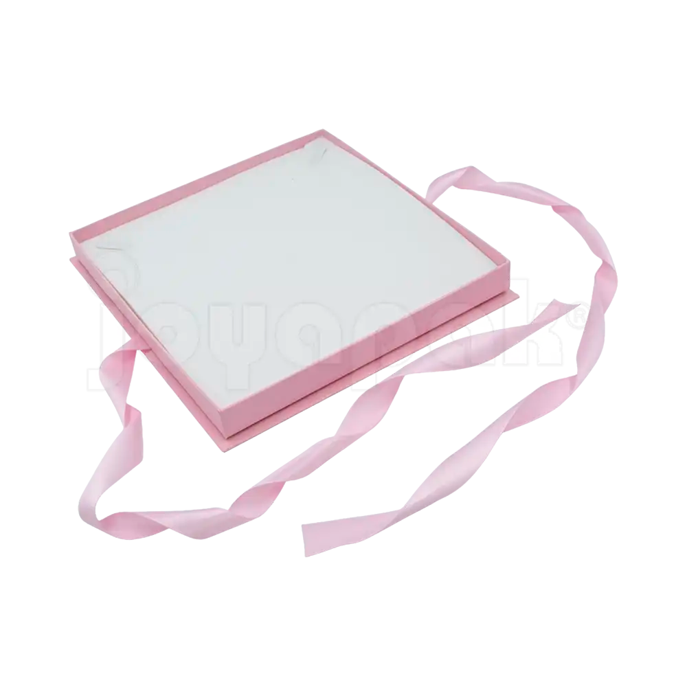 Caja Milán para collar grande de cartón rígido color Rosa PK abierta con base blanca.