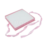 Caja Milán para collar grande de cartón rígido color Rosa PK abierta con base blanca.