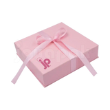 Caja Milán para collar grande de cartón rígido color Rosa PK de costado de cerca.