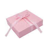 Caja Milán para collar grande de cartón rígido color Rosa PK cerrada de cerca.