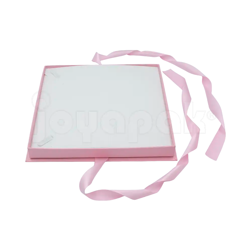 Interior acolchado de la caja Milán para collar grande de cartón Rosa PK abierta.