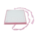 Interior acolchado de la caja Milán para collar grande de cartón Rosa PK abierta.