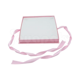 Caja Milán para collar grande de cartón rígido texturizado Rosa PK abierta de frente.