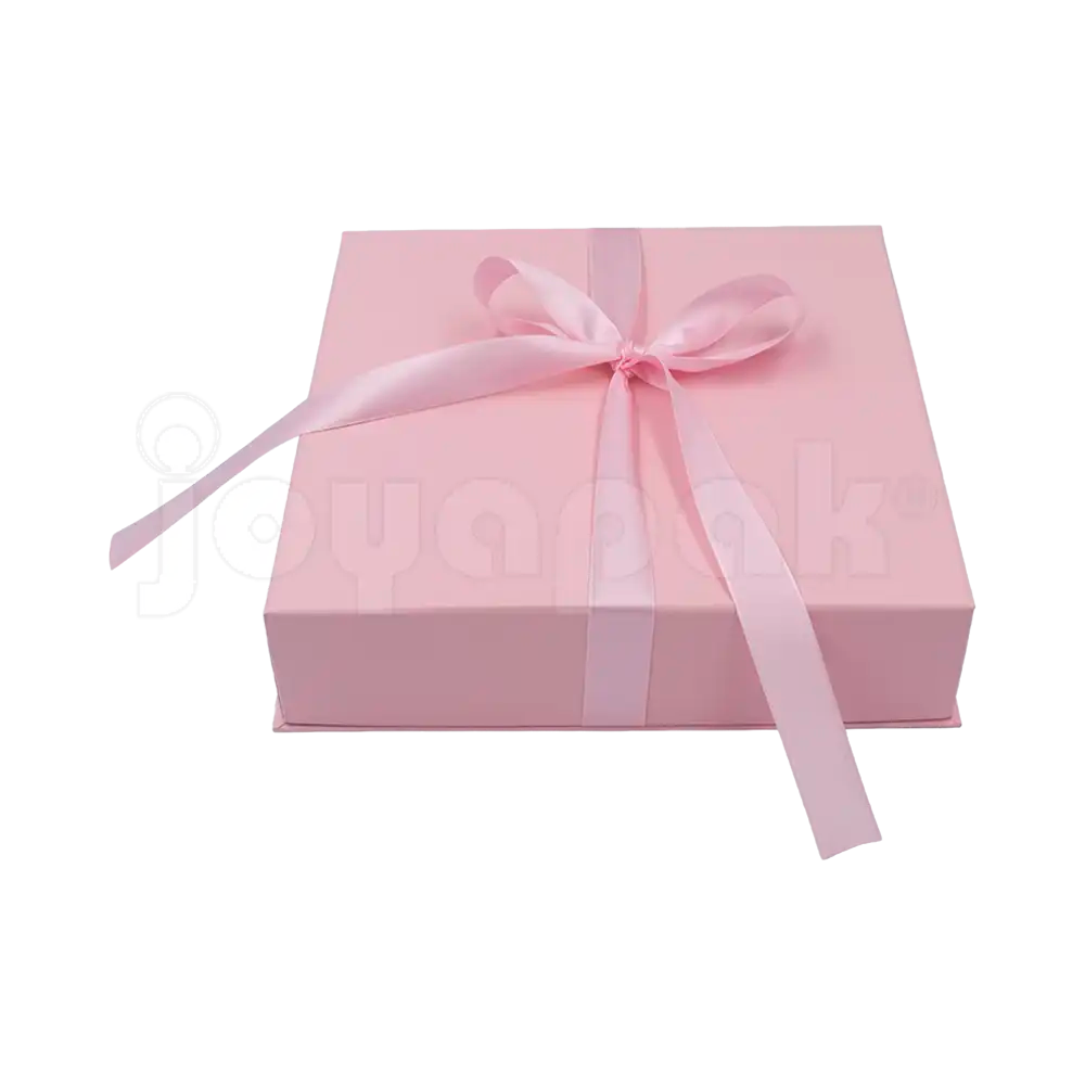 Detalle del broche y textura de la caja Milán para collar grande de cartón Rosa PK.