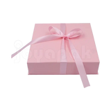 Detalle del broche y textura de la caja Milán para collar grande de cartón Rosa PK.