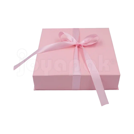 Detalle del broche y textura de la caja Milán para collar grande de cartón Rosa PK.