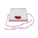 Caja Milán para collar grande de cartón rígido texturizado color Rosa PK cerrada.