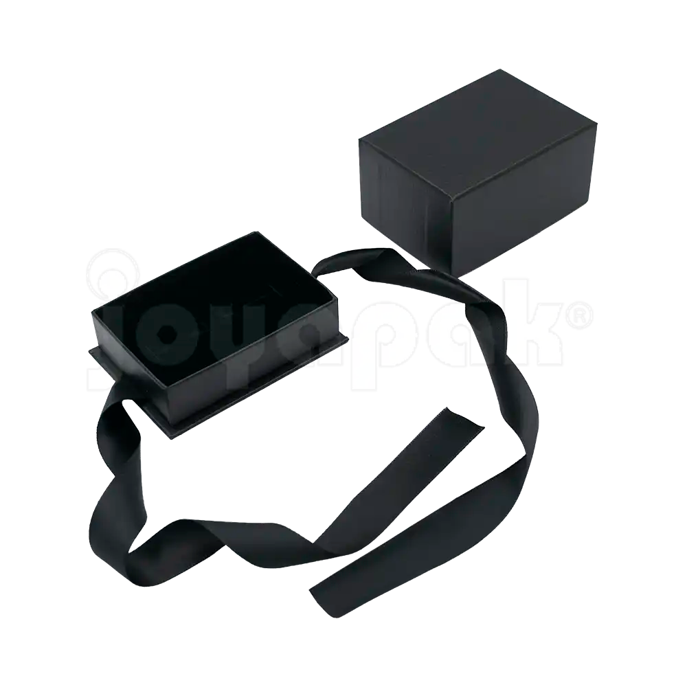 Caja Milán para argollas de cartón rígido color Negro BK abierta con base blanca.