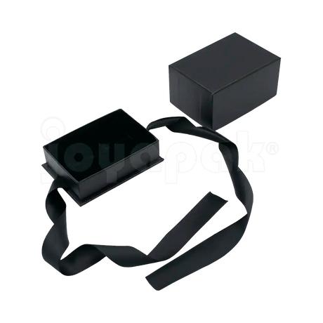 Caja Milán para argollas de cartón rígido color Negro BK abierta con base blanca.