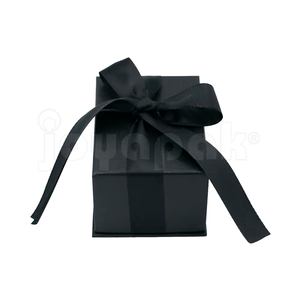 Detalle del material de cartón y broche de la caja Milán para argollas Negro BK.