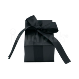 Detalle del material de cartón y broche de la caja Milán para argollas Negro BK.