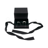 Caja Milán para argollas de cartón rígido texturizado color Negro BK cerrada.
