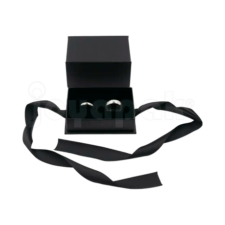 Caja Milán para argollas de cartón rígido texturizado color Negro BK cerrada.
