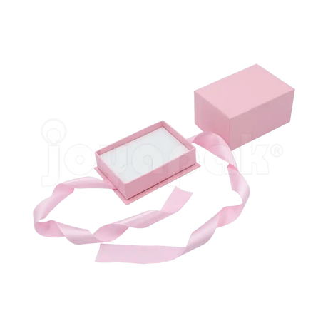 Caja Milán para argollas de cartón rígido color Rosa PK abierta con base blanca.