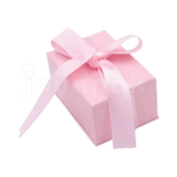 Caja Milán para argollas de cartón rígido color Rosa PK cerrada de cerca.