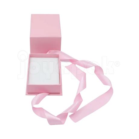 Interior con dos ranuras de la caja Milán para argollas de cartón Rosa PK abierta.
