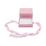 Caja Milán para argollas de cartón rígido texturizado Rosa PK abierta de frente.