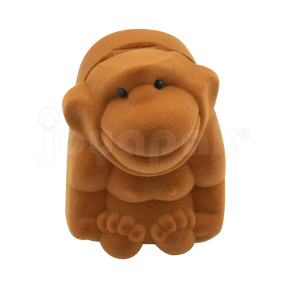 Estuche Flock de terciopelo con figura de orangután café para anillo, caja cerrada vista frontal.
