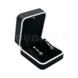 Estuche de lujo bicolor negro con bordes blancos y luz LED para aretes, abierto mostrando inserto negro de terciopelo vacío iluminado.