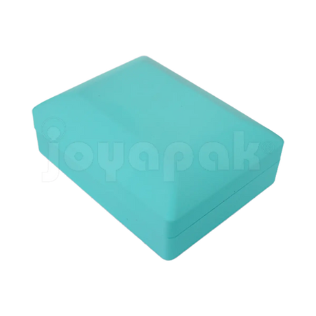 Estuche con luz LED color aqua para cadena con dije, caja cerrada vista de frente.
