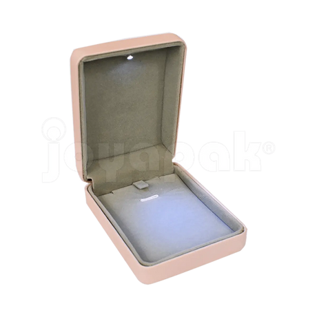 Estuche con luz LED color rosa para cadena con dije, caja abierta mostrando joyería.