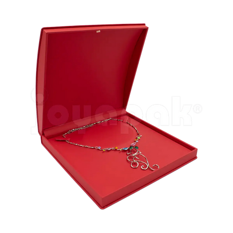 Estuche abierto mostrando joyería: collar en estuche Topacio de plástico.