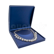Estuche Zafiro de color azul con listón blanco cuadrado amplio para collar grande, caja abierta mostrando interior blanco vacío con ganchos.