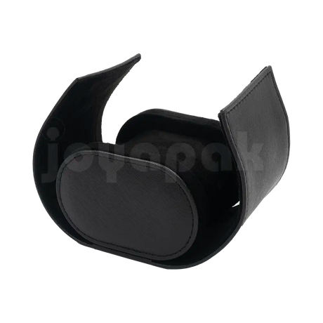Estuche de imitación piel color negro para un reloj, primer plano de almohadilla interior cilíndrica.