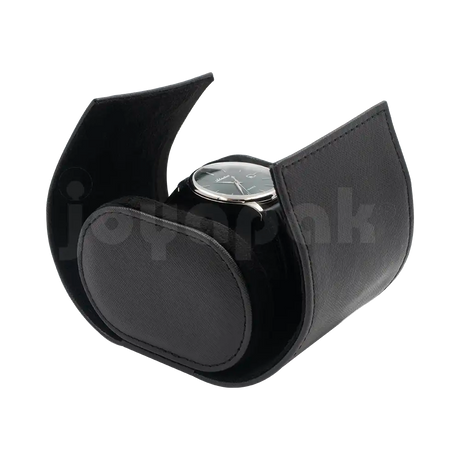 Estuche de imitación piel color negro para un reloj, caja cerrada vista de perfil lateral.