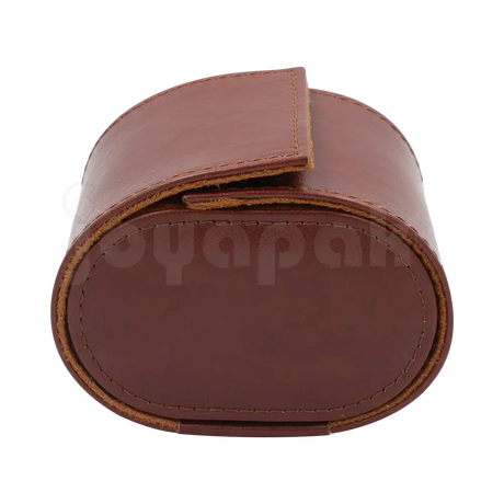 Estuche de imitación piel color café para un reloj, caja abierta mostrando almohadilla interior vacía.