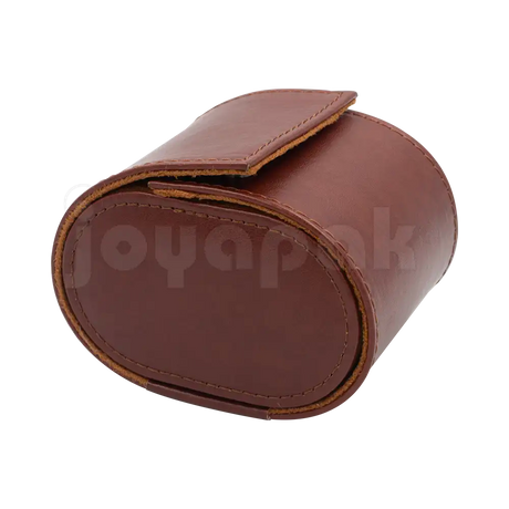 Estuche de imitación piel color café para un reloj, caja abierta mostrando un reloj colocado.