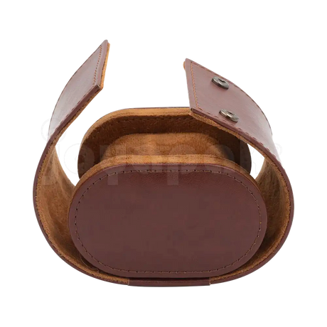 Estuche de imitación piel color café para un reloj, primer plano de almohadilla interior cilíndrica.
