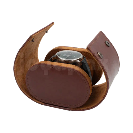 Estuche de imitación piel color café para un reloj, vista en ángulo inferior de la base cuadrada.
