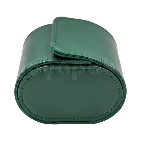 Estuche de imitación piel color verde esmeralda para un reloj, caja abierta mostrando un reloj colocado.