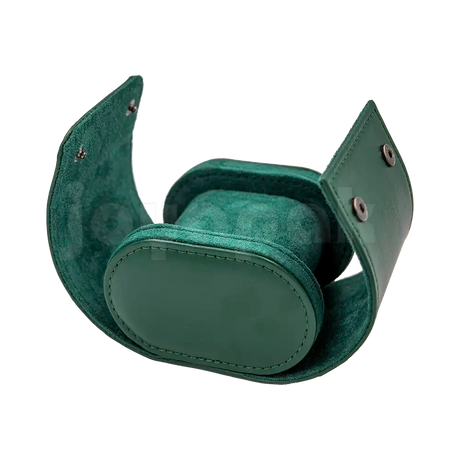 Estuche de imitación piel color verde esmeralda para un reloj, vista en ángulo inferior de la base cuadrada.