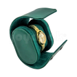 Estuche de imitación piel color verde esmeralda para un reloj, vista posterior detallando costuras.