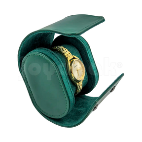 Estuche de imitación piel color verde esmeralda para un reloj, vista posterior detallando costuras.