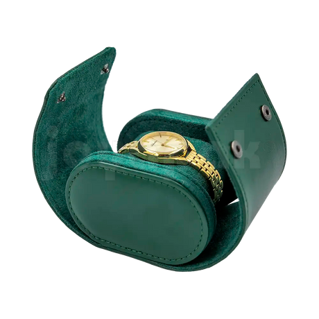 Estuche de imitación piel color verde esmeralda para un reloj, primer plano del broche metálico plateado.