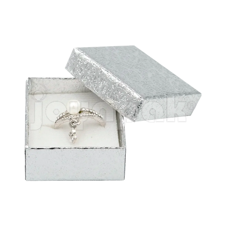 Estuche plateado para joyería con interior de terciopelo para proteger aretes y broqueles.
