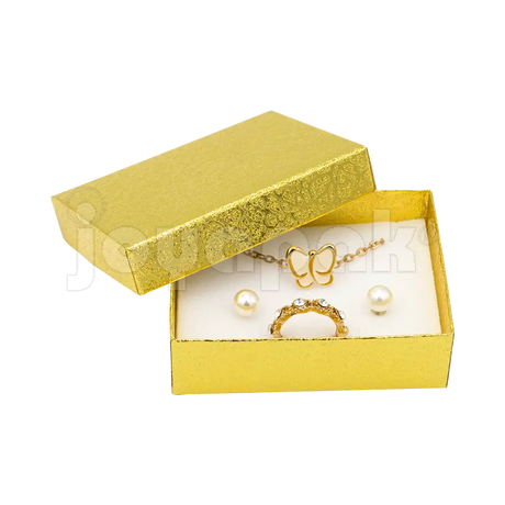 Estuche cuadrado para coordinados de joyería con acabado metalizado dorado y interior de terciopelo.