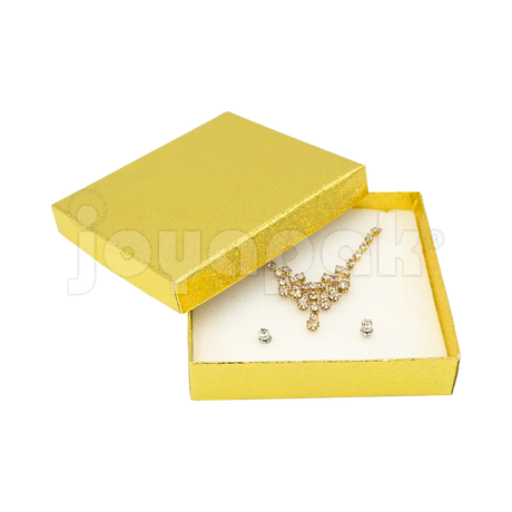 Estuche cuadrado dorado con interior de terciopelo para juego completo de joyería.