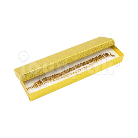 Estuche alargado dorado con interior de terciopelo para proteger y exhibir pulseras.