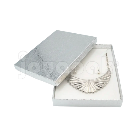 Estuche para cadenas color plata, modelo Estrella de Joyapak, vista detallada.