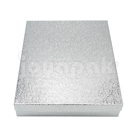 Caja chica para collar plateada con acabado metalizado, ideal para regalo.