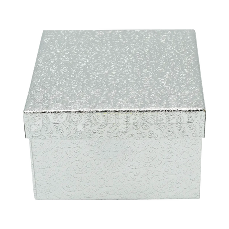 Caja cuadrada alta plateada para brazalete con acabado metalizado.