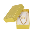 Caja Fiore chica dorada sosteniendo una cadena de oro para mostrar su tamaño y elegancia.